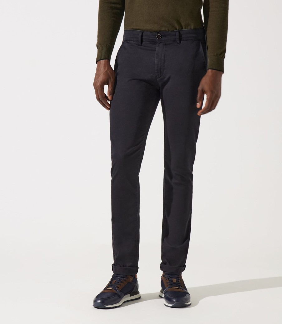 Vetements IZAC | Chino en satin noir