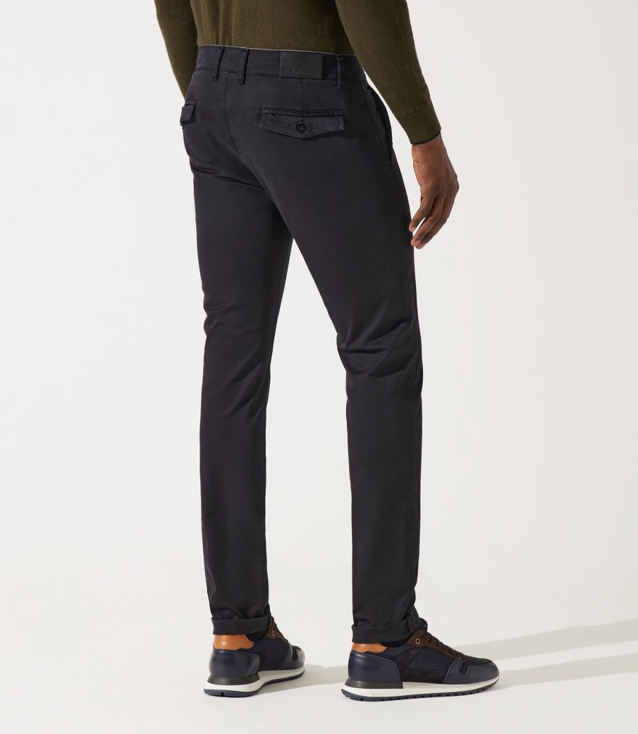 Vetements IZAC | Chino en satin noir